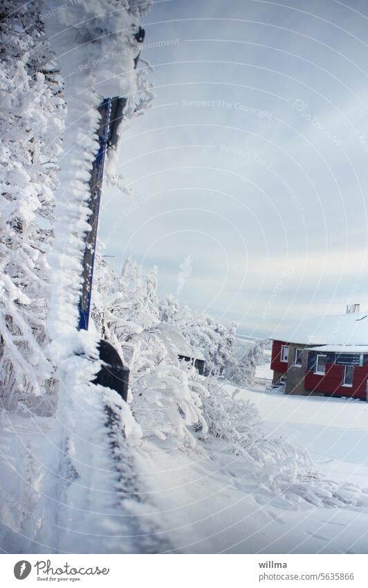 Baude in vereister Winterlandschaft. Vor dem Haus sollte jemand streuen - ich kann Spagat. Schnee Frost Eisnadeln winterlich Bergbaude verschneit Winterbild