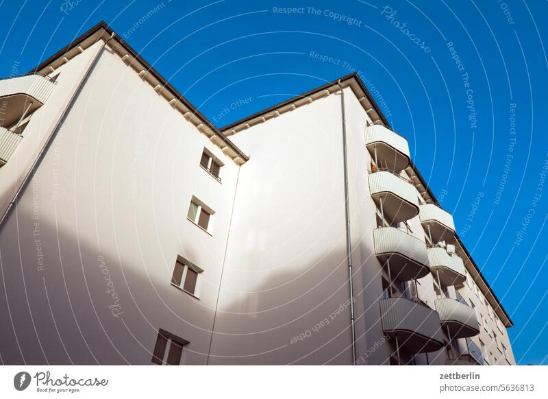 Sanierter Wohnblock altbau außen brandmauer fassade fenster haus himmel himmelblau hinterhaus hinterhof innenhof innenstadt kiez mehrfamilienhaus menschenleer