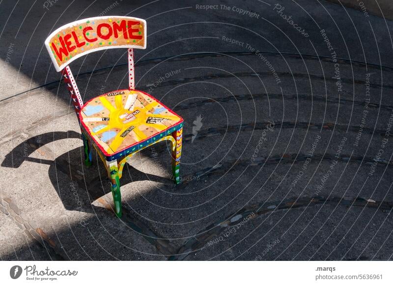 Welcome Begrüßung Offenheit Freundlichkeit Gastfreundschaft Ankunft Schatten Licht Schriftzeichen bunt Willkommen welcome home Stuhl Geborgenheit zuhause