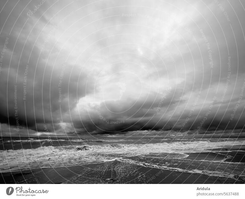 Wolken über der stürmischen Ostsee s/w Meer Strand Wellen Küste Himmel Wasser Horizont Ferien & Urlaub & Reisen Landschaft Sand Tourismus Menschenleer Ferne