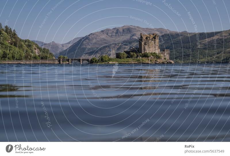 Elian Donnan Castle in Dornie. Loch See Schottland highland loch Spiegelung Wasser Himmel Wolken Wetter weather Licht Stimmung Burg Ruhe Fluss river lake valley