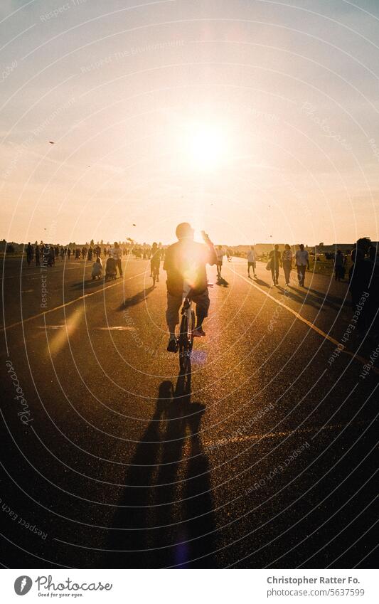 The Bikeride into the Sunset Sonnenuntergang Fahrrad ebike Mobilität Berlin tempelhofer feld Sommer Schönes Wetter Schönheit selfie Abenddämmerung Dämmerung