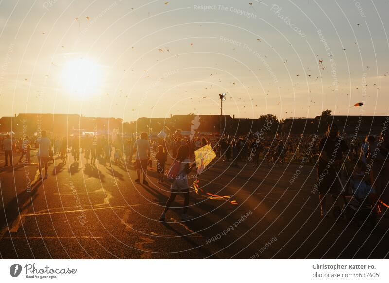 Himmel voller Drachen auf dem Tempelhoferfeld im Sommeridyll Berlin Sonnenuntergang Fahrrad ebike Mobilität tempelhofer feld Schönes Wetter Schönheit selfie