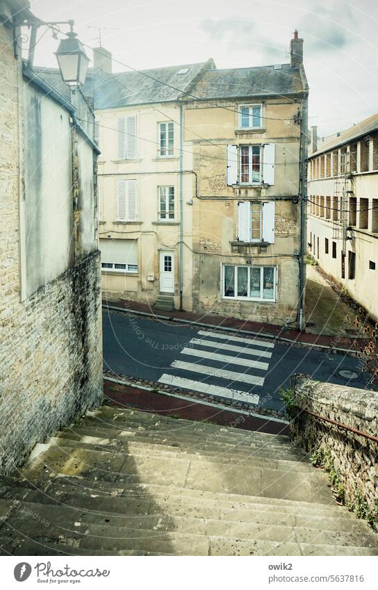 Überweg Dorf Kleinstadt Altstadt Innenstadt Frankreich Normandie Straße Fußgängerübergang Fenster Häuser Dächer Kreuzung Außenaufnahme Menschenleer Asphalt