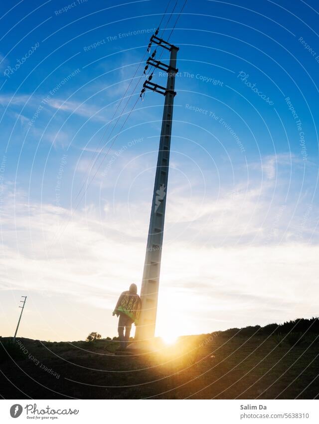 Ästhetische breite künstlerische Foto eines stilvollen Mann gegen den Sonnenuntergang Ästhetik Model Weitwinkel Weite Ansicht Natur Kunst Porträt Fotografie