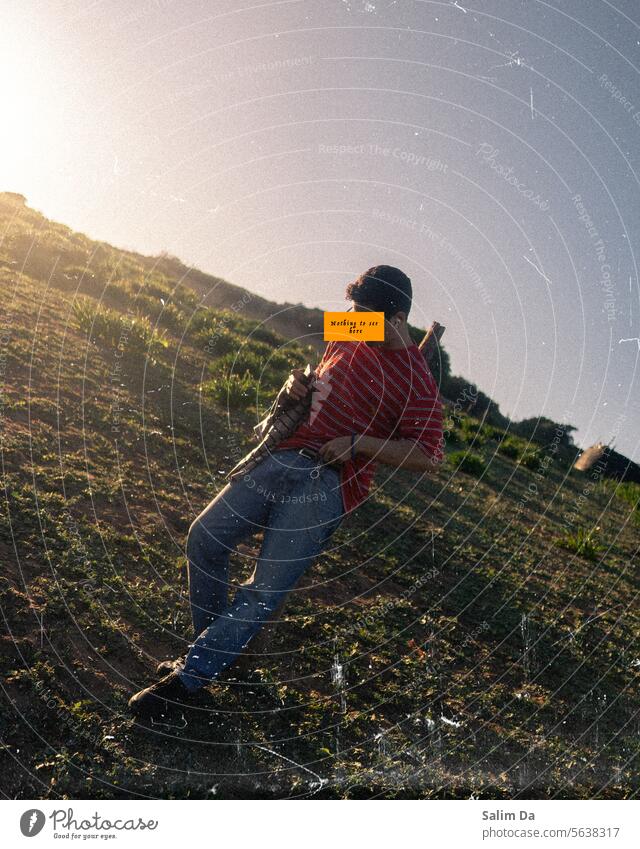 Ästhetisches künstlerisches Outdoor-Foto eines stilvollen Mannes Stil stylisch Kunst Künstler Ästhetik im Freien unbekannt Menschen Natur Gras Grasland grün