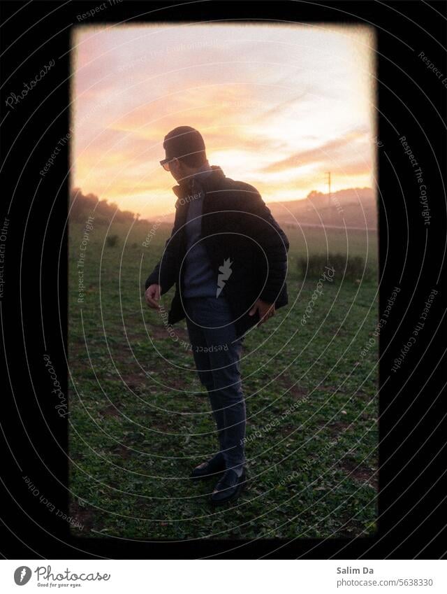 Stylish Mann gegen den schönen Sonnenuntergang Himmel Stil stylisch Mode modisch lieblich Natur Natur-Foto natürlich Porträt natürliche Welt im Freien Model