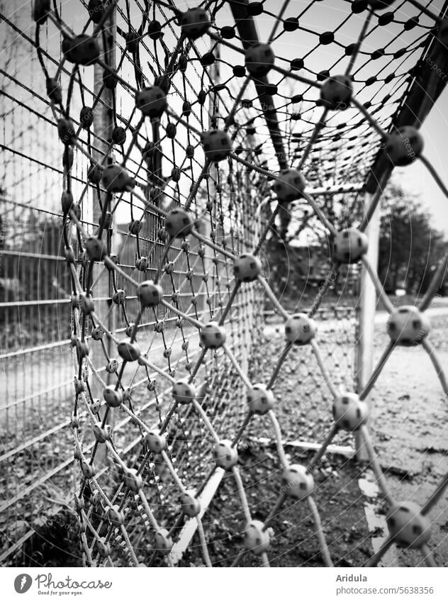 Netz eines Fußballtores auf einem Sportplatz s/w Tor Spielfeld Sportstätten Freizeit & Hobby Fußballplatz sportlich Zaun Ballsport Menschenleer Fußballtraining