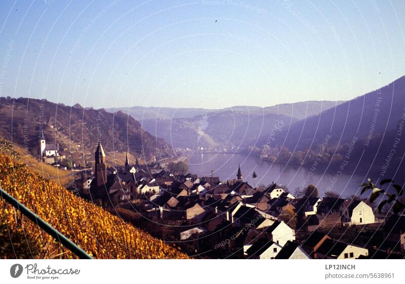 Vergangene Zeiten II. analog dias weinanbaugebiet Dia Fotografie fluss Mosel Rhein Wasser Dorf Tourismus Haus Außenaufnahme Scan Turm Altstadt Kirche