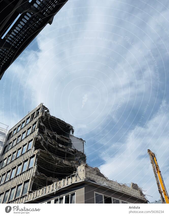 Abrissbaustelle vor bewölktem Himmel Baustelle Gebäude Architektur Wandel & Veränderung Verfall Abrissgebäude Haus kaputt Zerstörung Fassade Vergangenheit