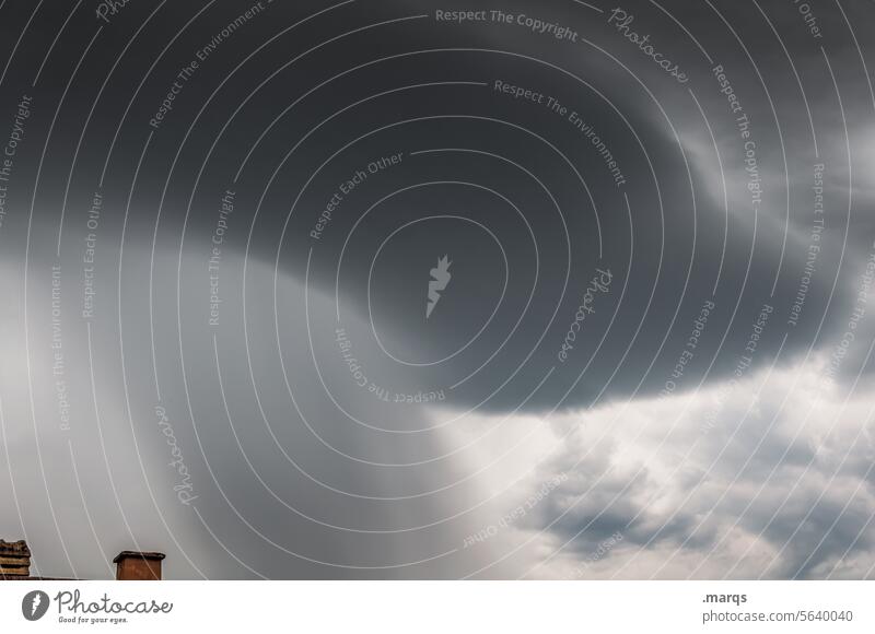 Es regnet nicht, es gießt platzregen Wolkenbruch Stimmung Naturgewalt außergewöhnlich Regen Regenwasser Gewitterregen Gewitterstimmung Himmel Umwelt dunkel