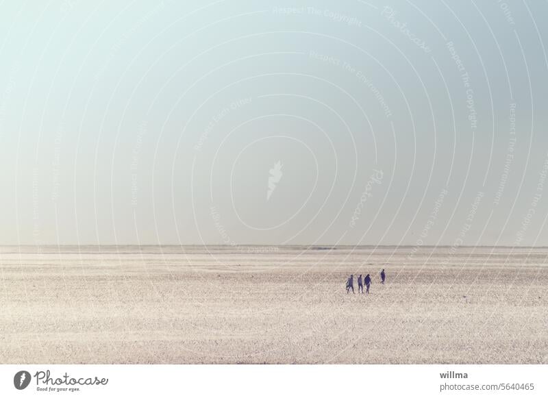 www.wie watt-wandern-weite.de Ebbe Wattwandern Nordsee Menschen spazieren Küste Nordseeküste Cuxhaven Wattenmeer Gezeiten minimalistisch Horizont wolkenlos