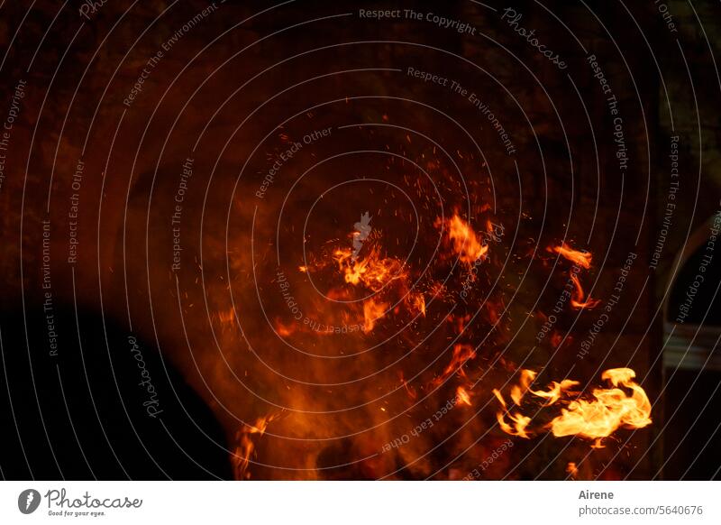 Herbstzeit | nicht lang fackeln glühen Energie Feuer Brand orange glühend brennen Rauch Hölle lodern Lagerfeuer Flamme dunkel rot gefährlich heiß Gefahr