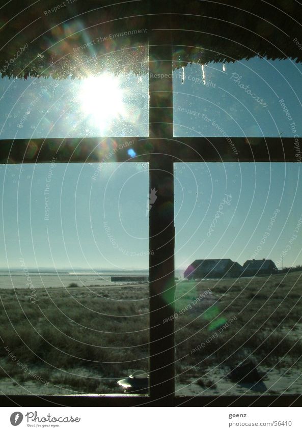 Ausblick Fenster Fensterkreuz Strohdach Dach Reetdach Ferne Winter Eiszapfen Haus kalt Beleuchtung Horizont Dänemark Sonne Glas Fensterscheibe blau Himmel