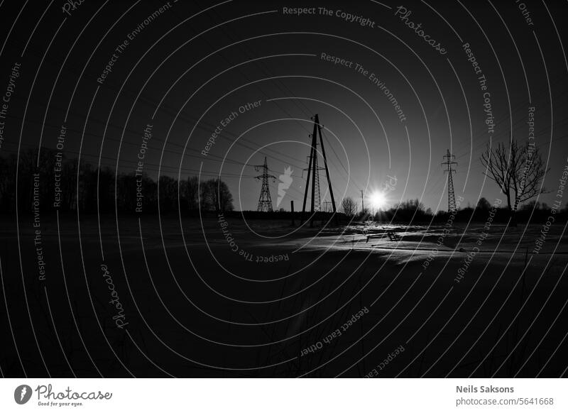 Stromleitung im Schnee bei Sonnenuntergang. Schwarz-Weiß-Foto. Schönheit schwarz Kabel Cloud kalt Kaltverstärker Tag elektrisch Elektrizität energetisch Energie