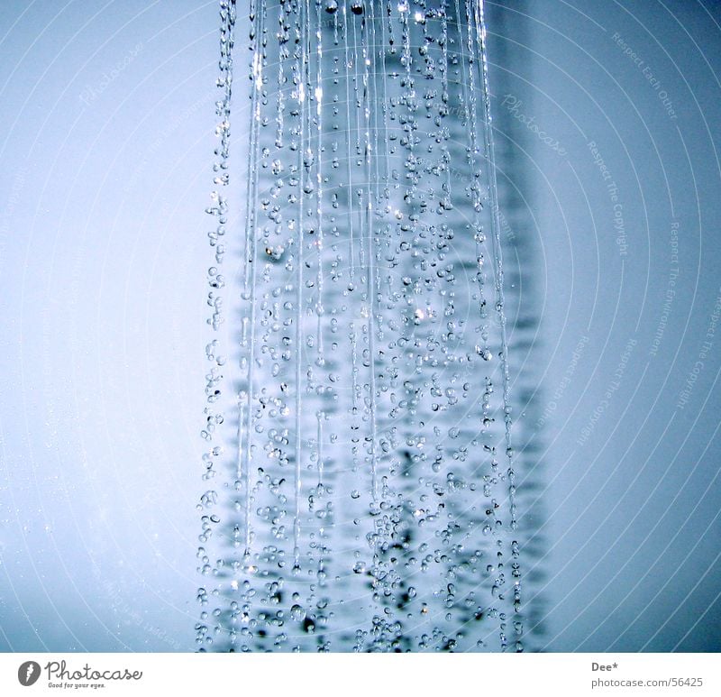 Platzregen Wassertropfen Badewanne kalt blau Regen Unter der Dusche (Aktivität)