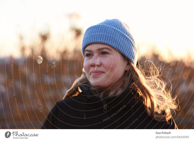 FRAU - LÄCHELN - NACHDENKLICH Frau blond Mütze Nasenring Lächeln nachdenken nachdenklich Winter Winterstimmung Herbststimmung Warmes Licht Sonnenlicht Dämmerung