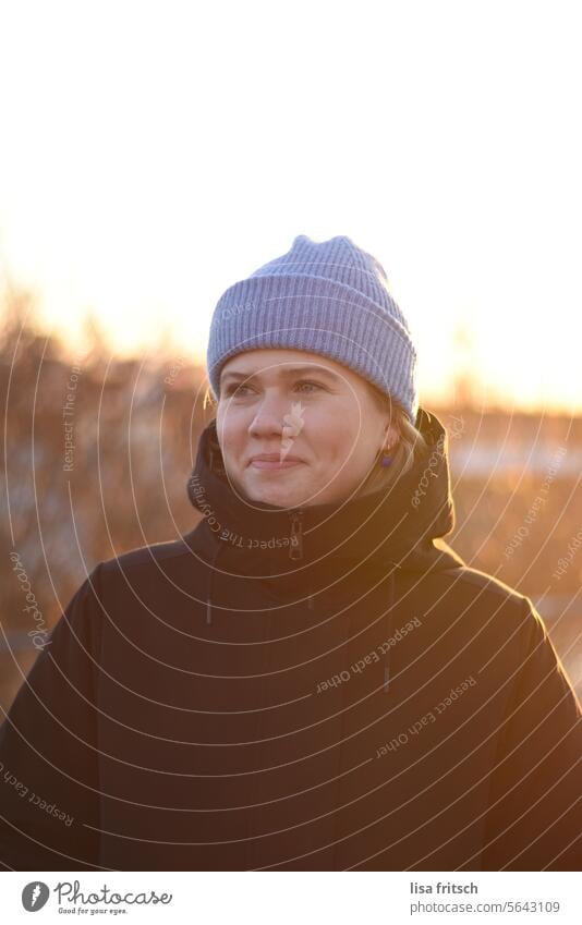 LÄCHELN - SONNE - WARMES LICHT Frau kalt frieren grinsen Mütze 18-30 Jahre Nasenring Lächeln Sonnenlicht Warmes Licht warme kleidung warmes Licht im Herbst