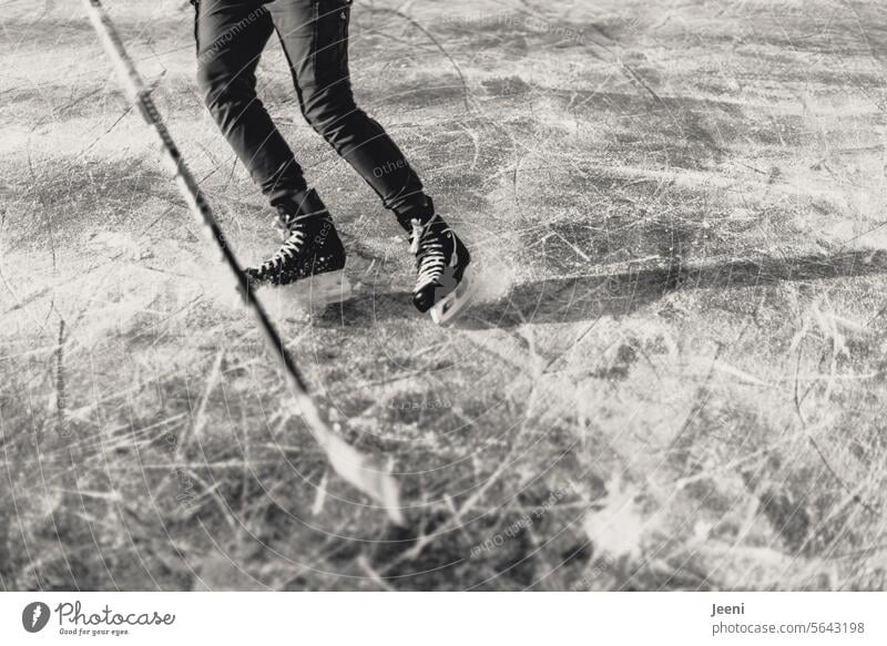 weg damit! | den Puk ins Tor schlagen Mensch Beine See Schnee Bewegung Eishockey Freizeit & Hobby Wintersport Spaß Spiel Sport Schlittschuhe Eishockeyschläger