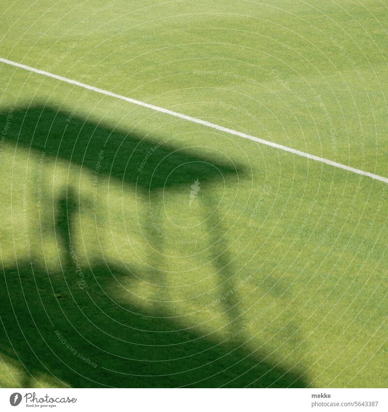 Schattiger Blick auf das Feld Fußballfeld Sport Sportplatz Rasen Spielfeld Fußballplatz grün Fussball Ballsport Sportstätten Freizeit & Hobby Spielen Sommer