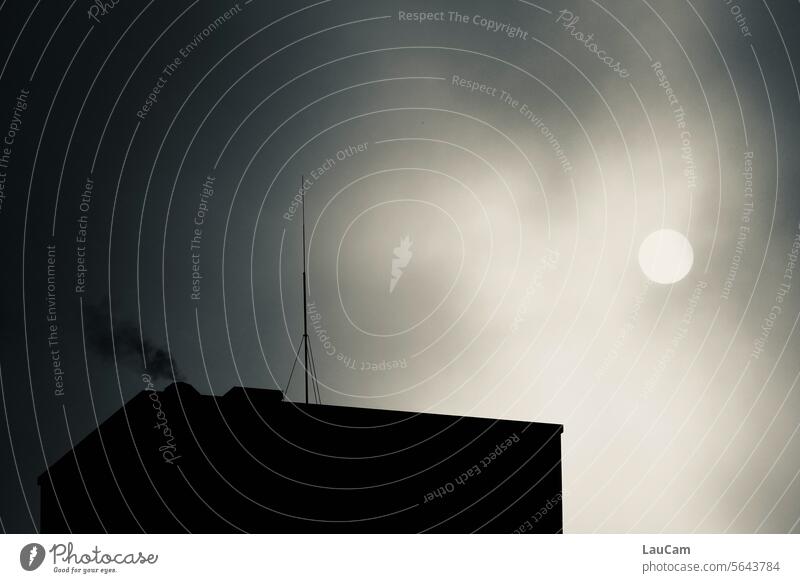 Schon wieder so ein grauer Tag bewölkt dunkel düster Wolken Nebel Sonne Haus Antenne bewölkter Himmel bewölkter Tag grau in grau