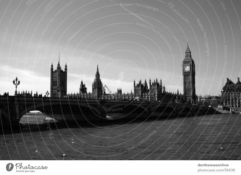 grey to grey Westminster Bridge Big Ben Houses of Parliament Themse London Großbritannien England Stadt Monochrom Ferne groß Gotik lang Mensch schwarz weiß grau