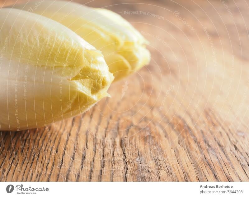 Nahaufnahme von Chicorée auf einem hölzernen Küchentisch lecker Snack Salatblätter cichorium Gemüse Ackerbau Vegetarier Diät organisch grün Bestandteil