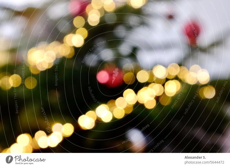 Bokeh eines Weihnachtsbaum-Details mit Lichterkette und roten Christbaumkugeln Weihnachten & Advent Weihnachtsdekoration Tannenbaum Dekoration & Verzierung