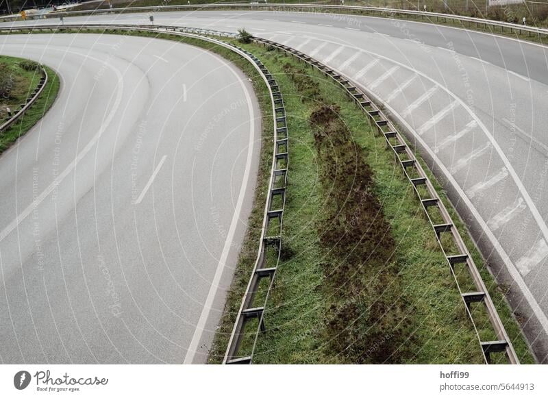 Autobahn - Auffahrt mit Kurve und Grünstreifen Autobahnauffahrt Autobahnzubringer Autobahnausfahrt Straße Verkehrswege Straßenverkehr Autofahren Wege & Pfade