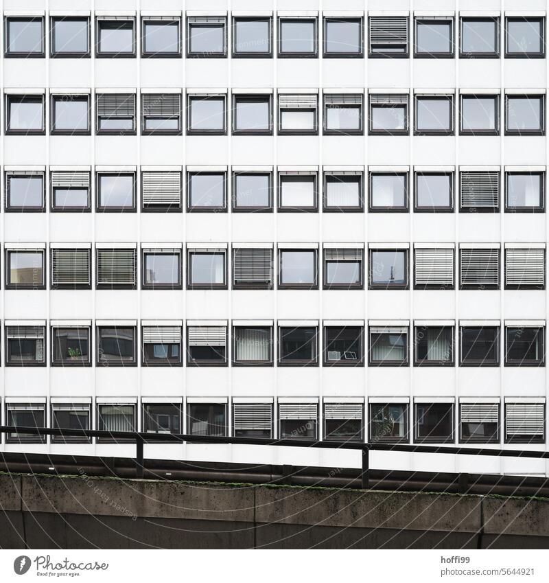 triste Bürofassade an Auffahrt zu einer Hochstrasse Fassade Traurigkeit Gebäude Einsamkeit Hochhaus Frustration dunkel Bürogebäude Hochhausfassade Muster