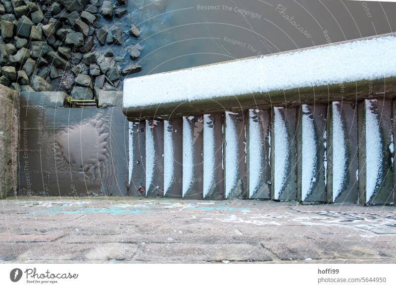 Schneegestöber auf der Treppen runter zum Fluss Rutschgefahr Winter kalt Frost Eis Glätte Wege & Pfade gefährlich Spuren Vogelperspektive weiß