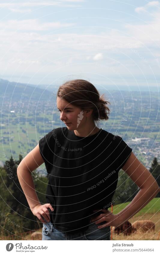 hingestellt Frau Hände in den Hüften schöne Aussicht Wolken Kühe Weide Bodensee Landschaft Sommer T-Shirt Zopf Zaun Berge u. Gebirge wolkig wandern stehen