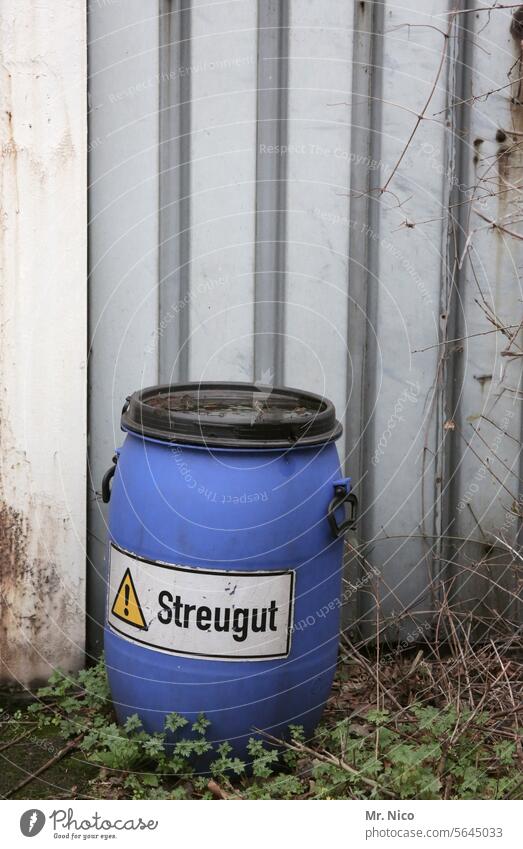 weg damit! I der winter ist vorbei Streugut Winterdienst Streusand Glätte Tonne Streusalz Rutschgefahr ausrutschen blau streugutbox Winterzeit blaue Tonne