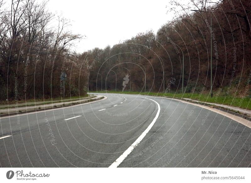 schaun wir mal was wird I hinter der kurve Kurve Straße Verkehrswege Straßenverkehr Fahrbahnmarkierung Wege & Pfade Asphalt Linie grau Roadmovie Autofahren