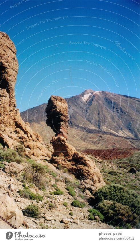 mondlandschaft Teneriffa braun grün Sträucher Himmel Vulkan blau Berge u. Gebirge Bodenbelag