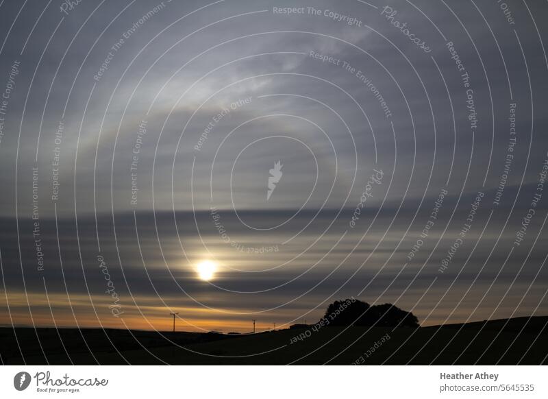 Halo um die Sonne bei Sonnenaufgang in Northumberland, UK Heiligenschein northumberland Großbritannien Himmel Licht Sonnenlicht Natur Lichterscheinung