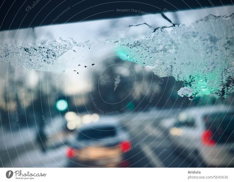 Blick durch die trübe Frontscheibe eines Autos im Winter im Straßenverkehr Ampel grün Verkehr Verkehrswege PKW Stadt Mobilität Autofahren Verkehrsmittel