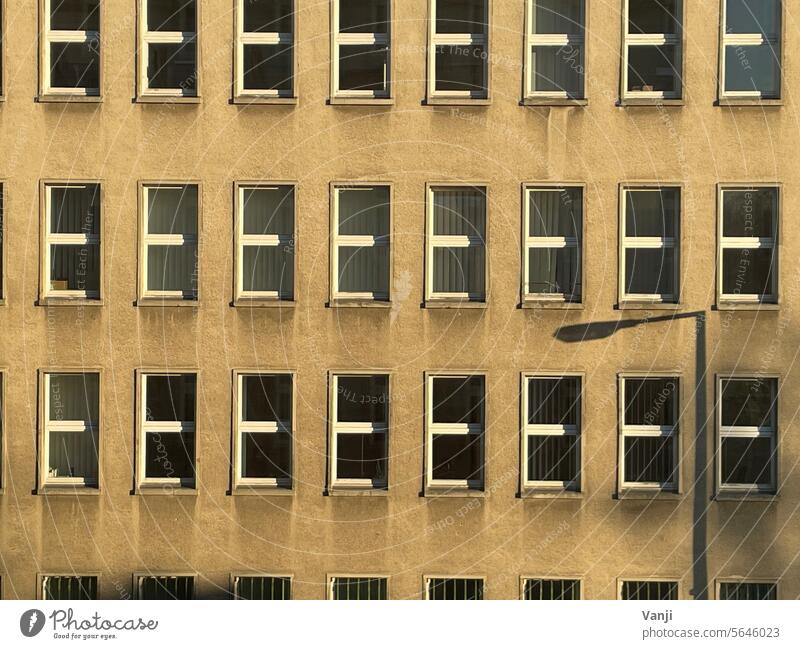 Fensterfront Haus Architektur Fassade Gebäude Stadt Außenaufnahme Menschenleer Bauwerk Farbfoto Tag Wand trist Licht Schatten Beton frontal frontale Perspektive