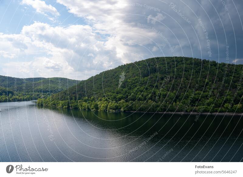 Ufer des Edersees Natur Wasser Deutschland Tag See Hintergrund Bäume edersee außerhalb Himmel Ederstausee Europa Ansicht Textfreiraum Sicht Saison Stausee