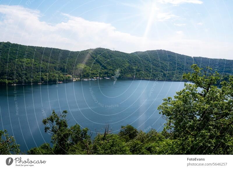 Blick auf die Staumauer vom Edersee aus Natur Wasser Deutschland Tag See Hintergrund Damm Bäume edersee Baum Himmel Wand Europa Ansicht Textfreiraum Sicht