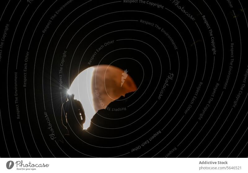 Silhouettierte Person vor dem Hintergrund eines beleuchteten Mondes Silhouette Dunkelheit Licht Nacht Kontrast geheimnisvoll Himmel Natur Mond- Finsternis