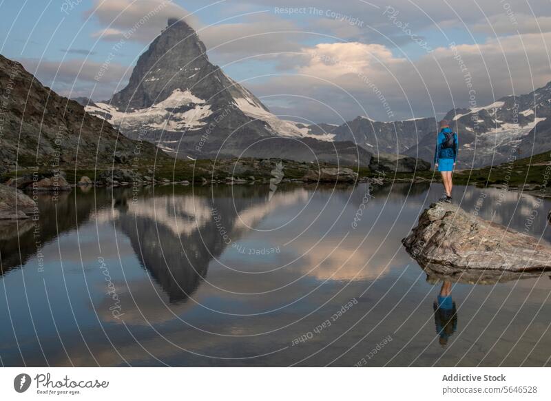 Beschaulicher Reisender am Bergsee bei Sonnenuntergang Berge u. Gebirge See Reflexion & Spiegelung Gelassenheit ruhig Wasser glühen Felsen einsiedlerisch Figur