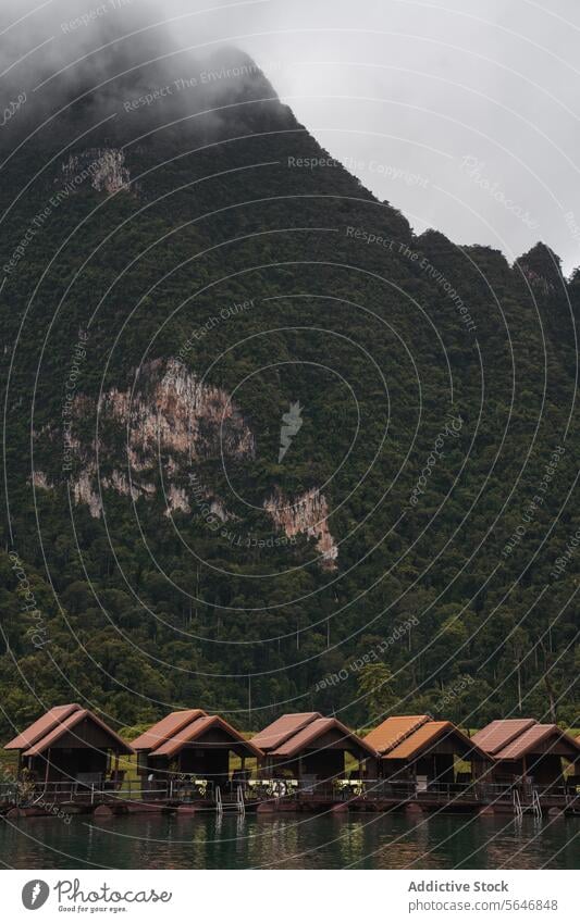 Kleine Häuser in der Nähe von Seen und Bergen in Thailand Wälder Wald reisen Berge u. Gebirge Natur Cloud Tourismus Gipfel wolkig plern prai floss haus