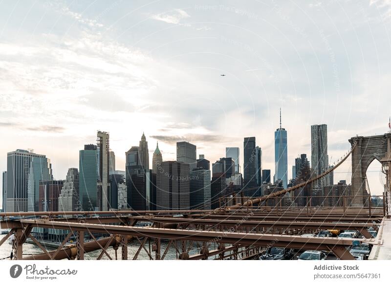 Sonnenuntergang über der Skyline von Manhattan Brücke Wolkenkratzer Ebene Fluss Architektur Stadtbild Brooklyn Gebäude Turm urban reisen Ausflugsziel Abend