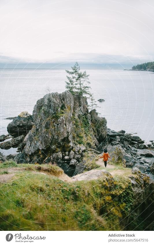 Abenteuer am Meer im East Sooke Regional Park, an der zerklüfteten Küste von Vancouver Island Regionalpark Ost-Sooke British Columbia Kanada Seeküste felsig