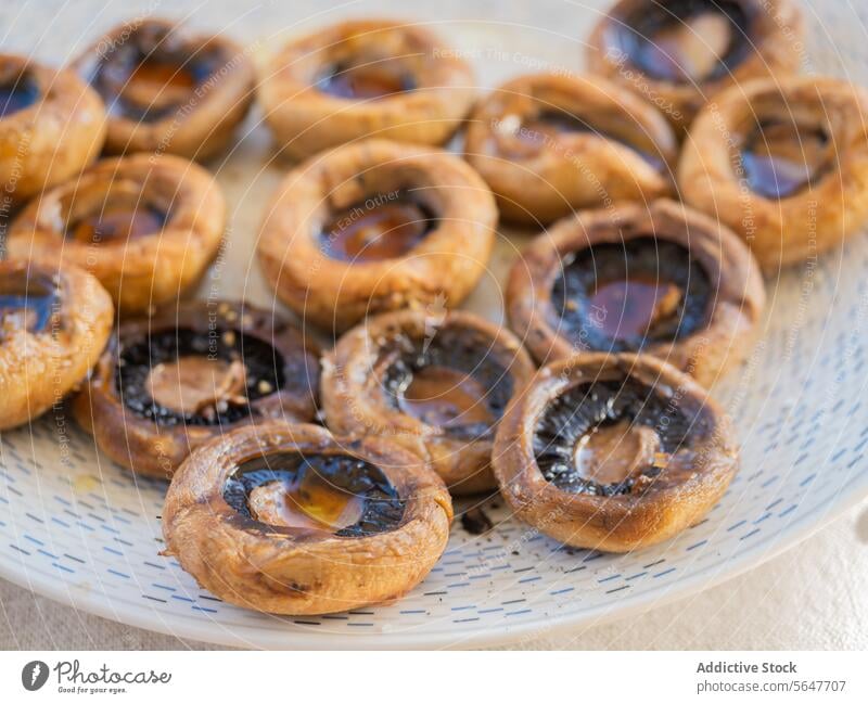 Leckere Champignons oben auf dem Teller Pilz selbstgemacht appetitlich gebacken dienen geschmackvoll Garnierung Vegetarier Saucen Lebensmittel lecker Dessert