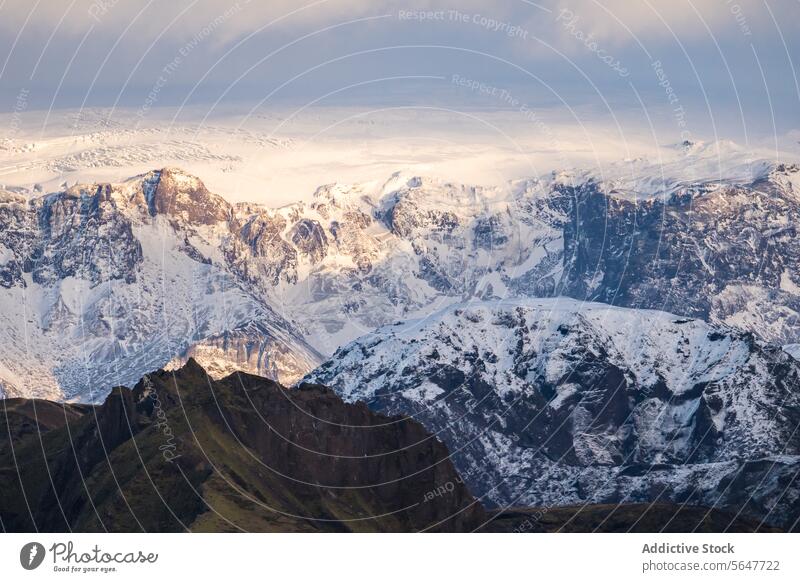 Majestätische schneebedeckte Berglandschaft in Island Berge u. Gebirge Schnee Gelände robust panoramisch Ansicht Verschlussdeckel Himmel sanft beleuchtet