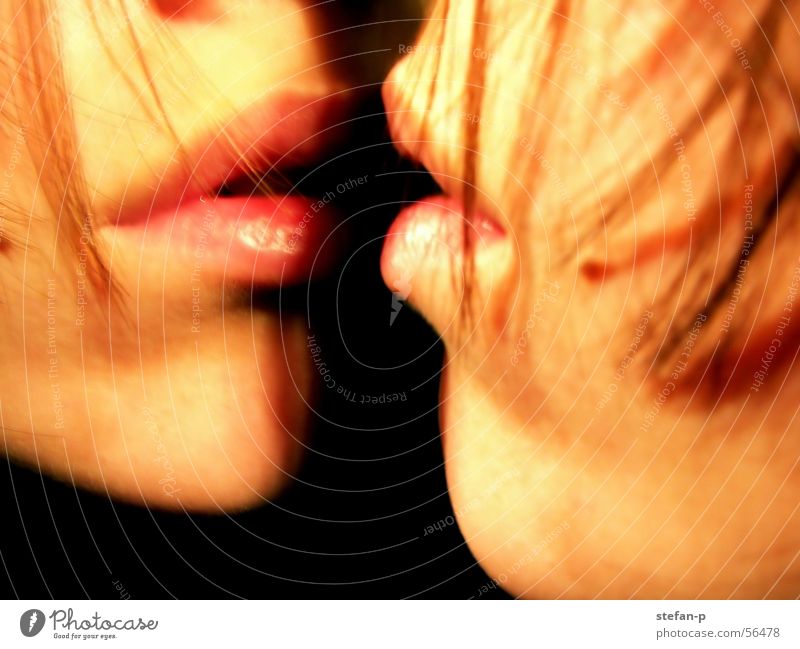 Kiss in a mirror Frau Küssen Zärtlichkeiten Spiegel Lippen Nahaufnahme Innenaufnahme Leidenschaft Detailaufnahme Sommer