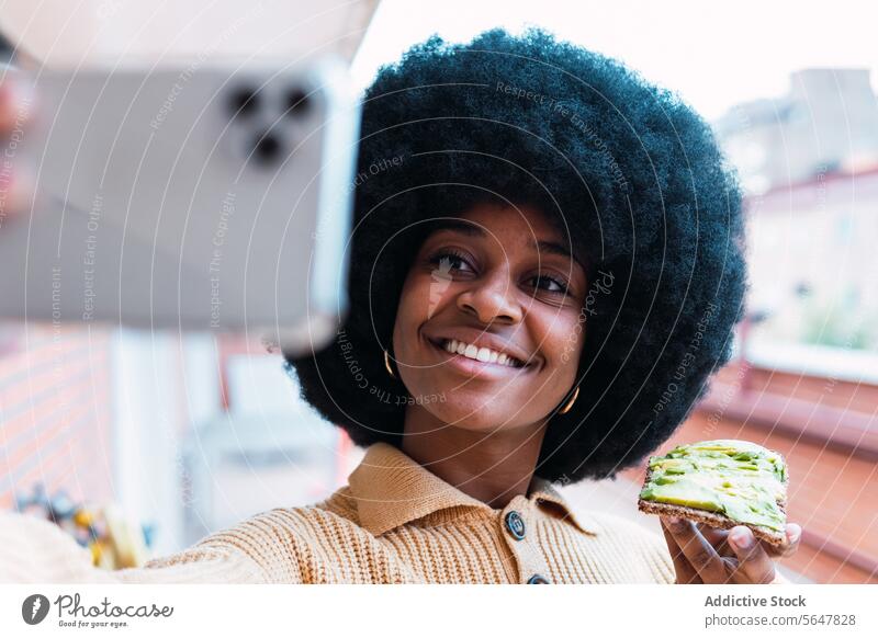 Schwarze Frau macht Selfie mit Avocado-Toast fotografieren Lebensmittel Smartphone benutzend Frühstück soziale Netzwerke Gesunder Lebensstil Morgen