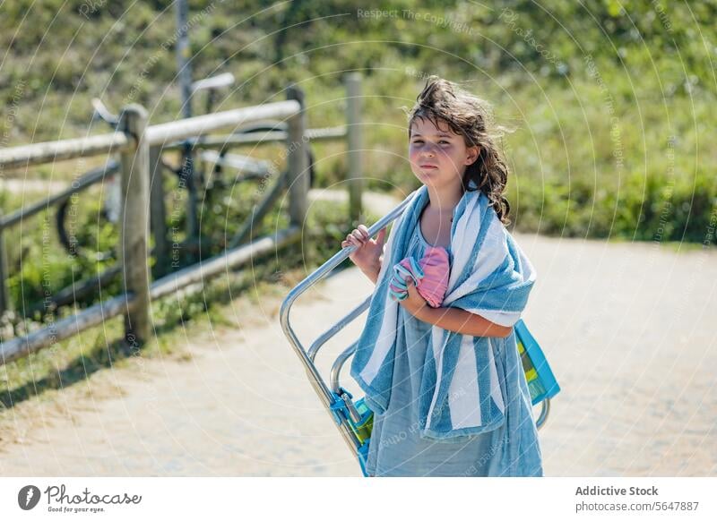 Mädchen trägt einen Stuhl zum Ausruhen an den Strand Urlaub Sommer reisen sich[Akk] entspannen Menschen tropisch Feiertag jung Tourismus Resort Natur Freizeit